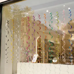 Kleurrijke PVC spiraal hangende decoraties slingers voor feest en etalage decoratie