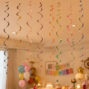 Kleurrijke PVC spiraal hangende slingers scène, perfecte plafonddecoratie voor feestje.