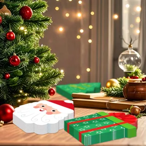 Gedetailleerd overzicht van kerstpapieren servetten in de vorm van de Kerstman en cadeau.
