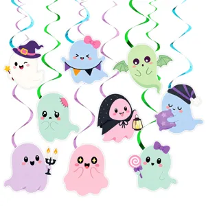 Detalle de decoraciones de espirales colgantes de fantasma de dibujos animados, colores vivos y fiesta.