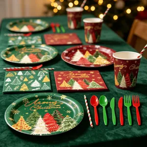 Weihnachten Einweggeschirr Detail mit Papptellern, Bechern und festlichem Baummotiv.