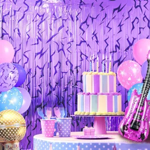 Paars bliksem folie franje gordijn detail toont feest achtergrond setup met taart en ballonnen.
