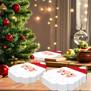 Gedetailleerd overzicht van papieren kerstmanborden voor feestelijke kersttafeldecoratie.