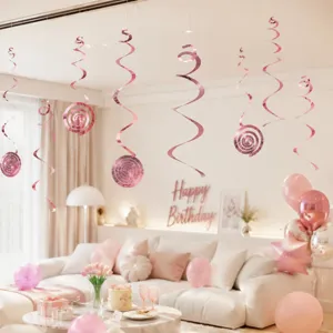 Roze PVC spiraal hangende decoraties voor het plafond in een warme woonkamer verjaardagsscène.