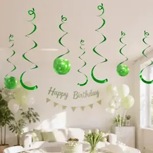 Detail van groene PVC spiraal hangende decoratie, perfect voor feest en viering.