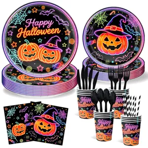 Halloween Party Geschirr Set mit leuchtenden Kürbis Motiven, Papiertellern und Bechern.