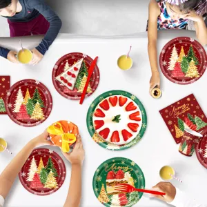 Weihnachtsbaum Design Einweg Pappteller Becher Servietten Set fuer weihnachtliche Partydekoration.