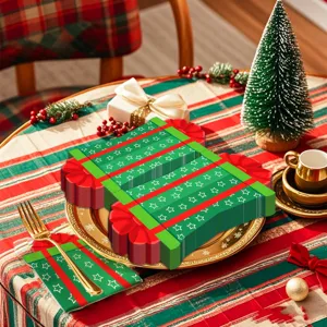 Kerstcadeau doos gevormde servetten met sterrenpatroon voor feestelijke tafeldecoratie details.
