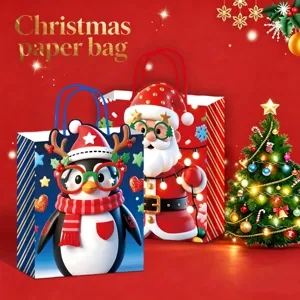 Detailaufnahme von Weihnachtstüten aus Papier mit Pinguin-Motiven, perfekt für die Feiertage.