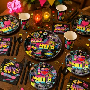 set de vajilla de fiesta retro de los 90 con platos de papel, vasos, servilletas y cubiertos.