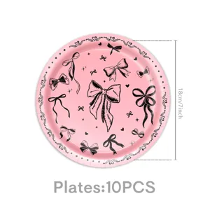 Nahaufnahme des rosa Papptellers mit elegantem schwarzem Schleifenmuster für Partygeschirr.