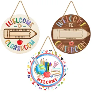Détail de panneau suspendu en bois bienvenue classe, jolie déco porte rentrée colorée.
