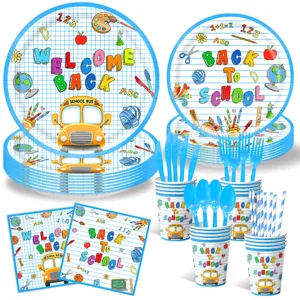 Detailansicht des Schulanfang Party Zubehör Sets mit thematischen Papptellern und Bechern.