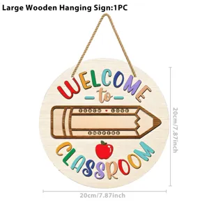 Détail de panneau de classe en bois rond, texte de bienvenue et design de crayon coloré.