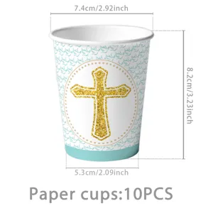 Nahaufnahme eines blauen religiösen Taufparty-Pappbechers mit goldenem Kreuz und Tauben-Design.