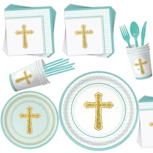 Nahaufnahme von blauen und goldenen Glitzerkreuz Papiertellern Tassen Taufe Party Set.