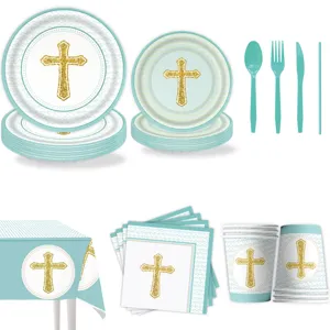Taufkreuz Party Geschirr Set mit blauen Tellern, Bechern, Servietten und Tischdecke.