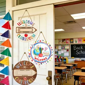 Vue détaillée de plaques de porte en bois de rentrée avec des motifs colorés de classe.