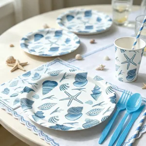 Detailaufnahme des blauen Ozean Muschel und Seestern Party Pappteller und Becher Set.