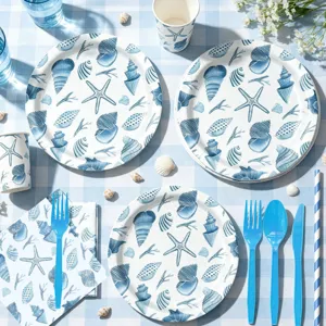 Detailansicht des Partygeschirr Sets im Ozean Design mit blauen Muscheln und Seesternen Motiv.