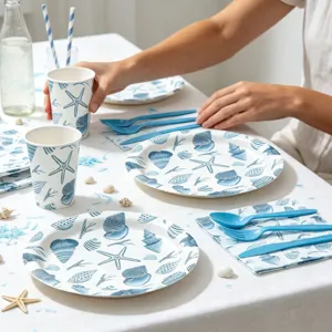 Detailansicht des blauen Ozean Muschel Seestern Party Geschirrsets mit Teller und Bechern.