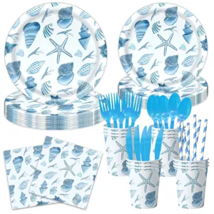 Detailansicht des blauen Ozean Muscheln und Seesterne Party Geschirr Sets mit Tellern und Tassen.