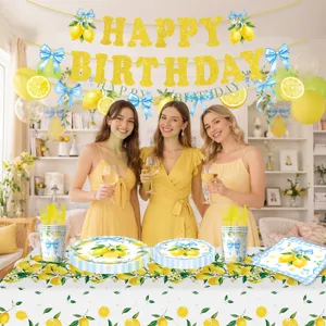 Zitronen Geburtstag Partygeschirr Set mit blauen Schleifen, Papptellern, Bechern und Tischdecke.