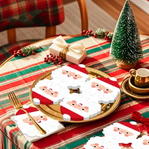 Kerstman vormgegeven papieren bordjes en servet voor feestelijke kerst tafeldecoratie.
