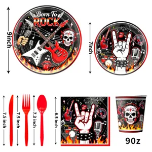 Conjunto de vajilla para fiesta temática de rock con platos vasos servilletas y cubiertos.