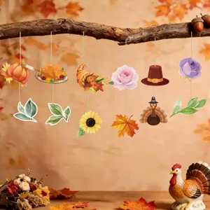 Detailansicht von Thanksgiving Hängeornamenten mit Kürbis- und Truthahndesign in warmer Szene.