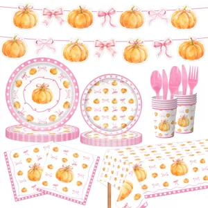Vista detallada del lindo juego de vajilla desechable de fiesta con calabaza y lazo rosa.