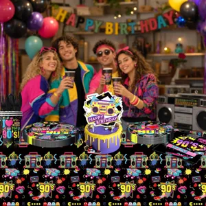 Vista detallada del juego de vajilla de fiesta retro de los 90 con platos y mantel.