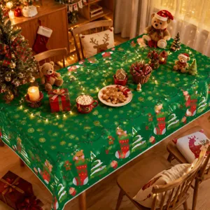 Dettaglio tovaglia di Natale con stampa verde festiva, simpatici orsetti e fiocchi di neve.