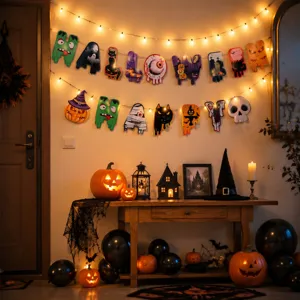Halloween Party Deko Szenendetails mit gruseligen Bannern Geistern Kürbissen Lichterkette