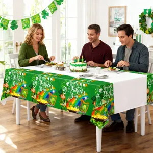 St. Patrick's Tag Party Tischszene mit grüne Kleeblatt Tischdecke und festlichen Bannern.