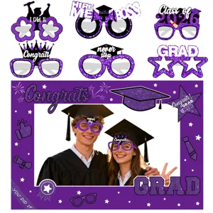 Accessori photo booth festa di laurea 2026 occhiali di carta glitterati viola decorazione.