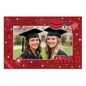 Dettaglio della cornice di supporto per foto di laurea con design glitterato rosso.