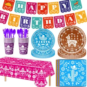 Mexikanische Party-Detailansicht mit bunten Bannern, bedruckten Tellern, Bechern und Tischdecke.
