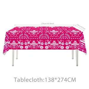 Detailansicht der rosa mexikanischen Tag der Toten Tischdecke mit Totenkopf und Gitarrenmuster.