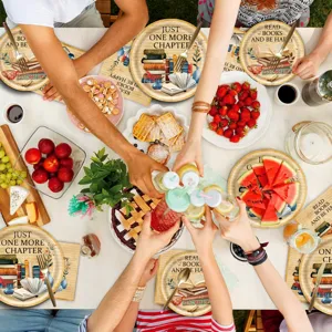 Detailansicht eines Partygeschirr-Sets mit Vintage-Buchdesign, dekorativen Tellern und Servietten.