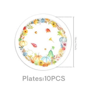 Herbst Kürbis Aquarell Pappteller Detailansicht mit Blumen und herbstlicher Dekoration.