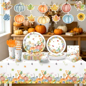 Detailansicht des herbstlichen Thanksgiving Partygeschirr-Sets mit Ahornblatt und Kürbis.