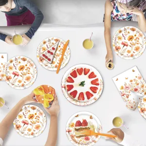 Vista dettagliata del set da tavola per feste floreali autunnali con fiori arancioni su piatti.