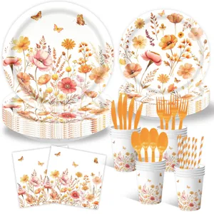 Set stoviglie per feste con fiori autunnali e piatti tovaglioli bicchieri posate.