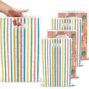 Sacs cadeaux en plastique de Pâques avec de jolis motifs de lapin et d'œufs pour la fête.
