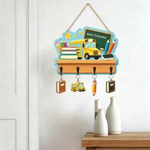 Détail de panneau suspendu bus scolaire en bois, déco de classe avec crochets pour clés.