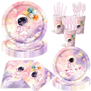 Rosa Galaxie Astronaut Party Geschirr Set mit Papptellern Bechern und Servietten.