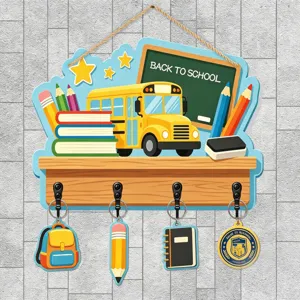 Détail de décoration murale en bois pour la rentrée, avec bus scolaire et crochets.