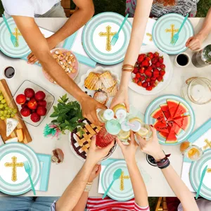 Partytisch Dekoration Szene mit blauem Kreuz Geschirr, Tellern und Bechern fuer Feierlichkeiten.