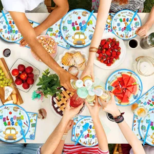 Schulanfang Party Dekoration Detail, Tischgestaltung mit thematischen bunten Papptellern.